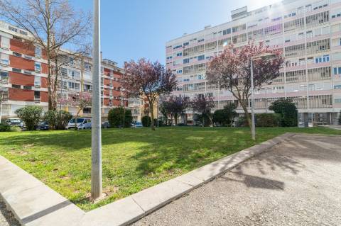 T4 DUPLEX RENOVADO EM ESTREIA | SALAO de 40 m² | 1 suíte e 2 suites cozy | GARAGEM | Lapa / Campo de Ourique