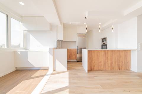 Apartamento T3 totalmente remodelado, em Cacilhas, Almada