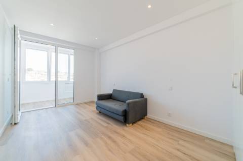 Apartamento T3 totalmente remodelado, em Cacilhas, Almada