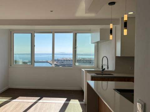 Apartamento T3 totalmente remodelado, em Cacilhas, Almada