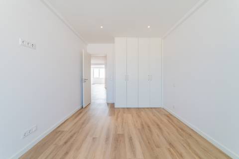 Apartamento T3 totalmente remodelado, em Cacilhas, Almada