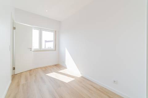 Apartamento T3 totalmente remodelado, em Cacilhas, Almada