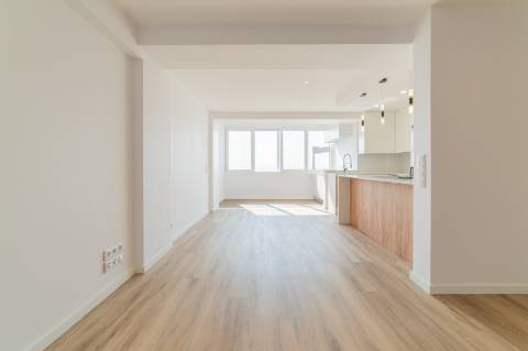 Apartamento T3 totalmente remodelado, em Cacilhas, Almada