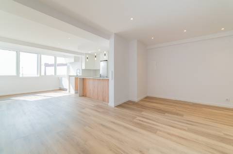 Apartamento T3 totalmente remodelado, em Cacilhas, Almada