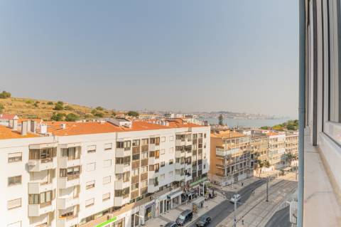 Apartamento T3 totalmente remodelado, em Cacilhas, Almada