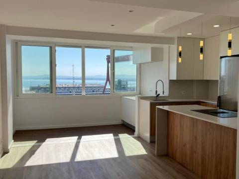 Apartamento T3 totalmente remodelado, em Cacilhas, Almada