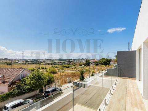 MORADIA T3+1 | A DOIS MINUTOS DAS PRAIAS DE S.JOAO DA CAPARICA