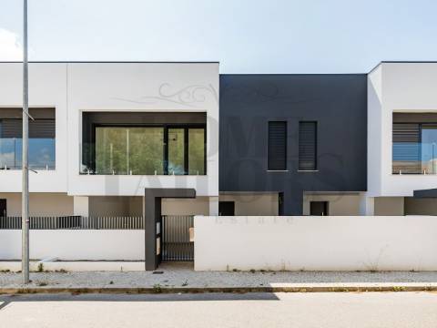 MORADIA T3+1 | A DOIS MINUTOS DAS PRAIAS DE S.JOAO DA CAPARICA