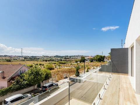 MORADIA T3+1 | A DOIS MINUTOS DAS PRAIAS DE S.JOAO DA CAPARICA