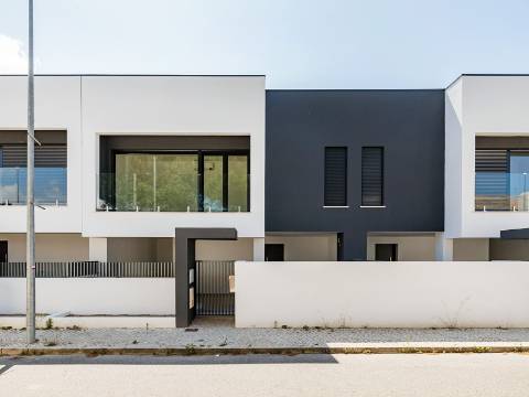 MORADIA T3+1 | A DOIS MINUTOS DAS PRAIAS DE S.JOAO DA CAPARICA