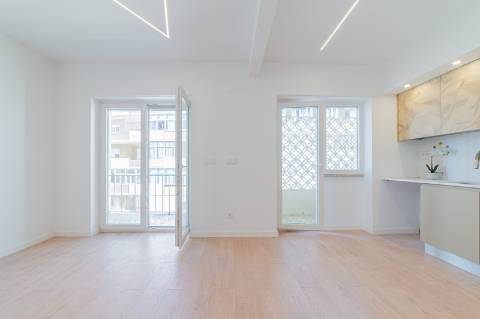 Apartamento Remodelado no Coração de Almada Varanda, Elevador e Acesso Fácil a Lisboa