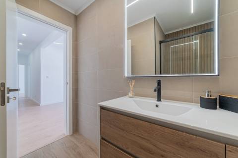 Apartamento Remodelado no Coração de Almada Varanda, Elevador e Acesso Fácil a Lisboa