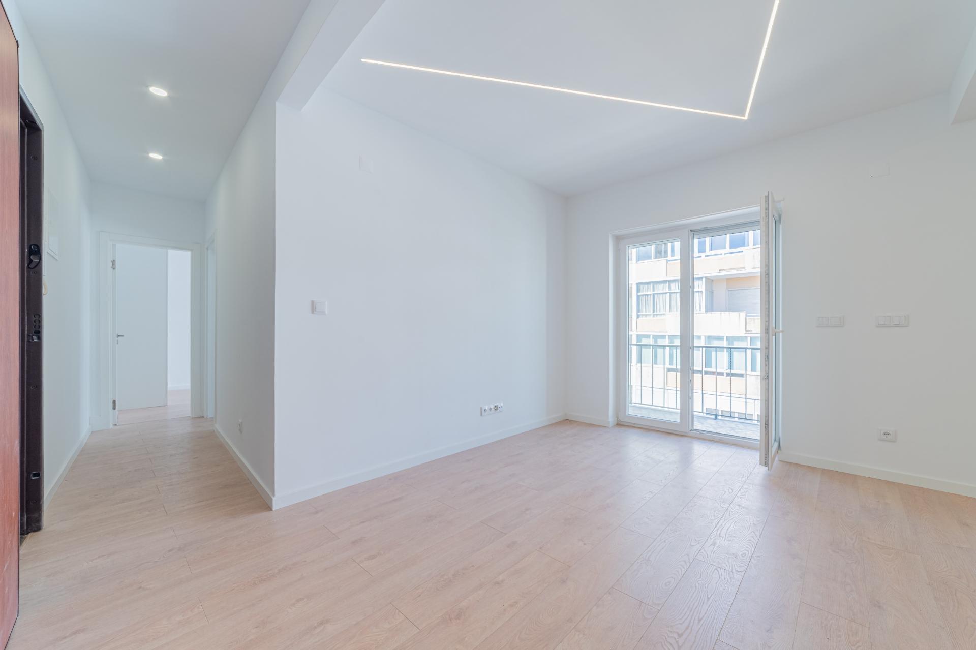 Apartamento Remodelado no Coração de Almada Varanda, Elevador e Acesso Fácil a Lisboa