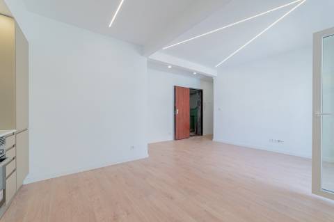 Apartamento Remodelado no Coração de Almada Varanda, Elevador e Acesso Fácil a Lisboa