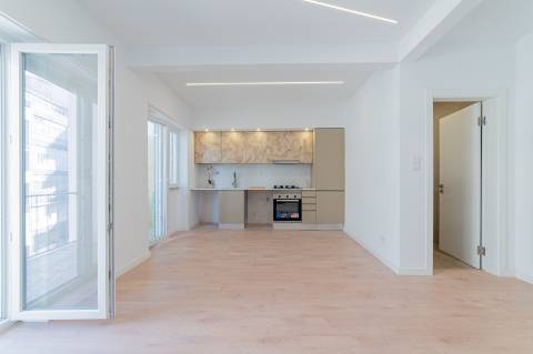 Apartamento Remodelado no Coração de Almada Varanda, Elevador e Acesso Fácil a Lisboa