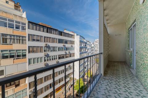 Apartamento Remodelado no Coração de Almada Varanda, Elevador e Acesso Fácil a Lisboa