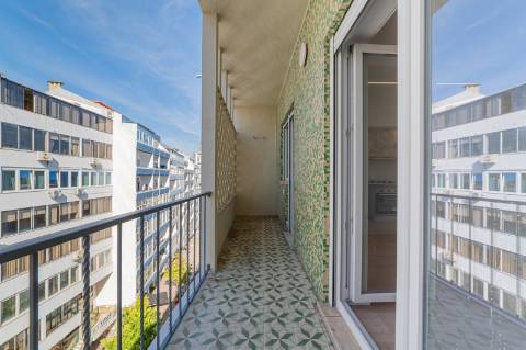 Apartamento Remodelado no Coração de Almada Varanda, Elevador e Acesso Fácil a Lisboa