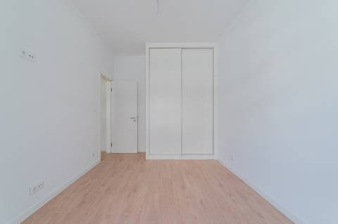 Apartamento Remodelado no Coração de Almada Varanda, Elevador e Acesso Fácil a Lisboa