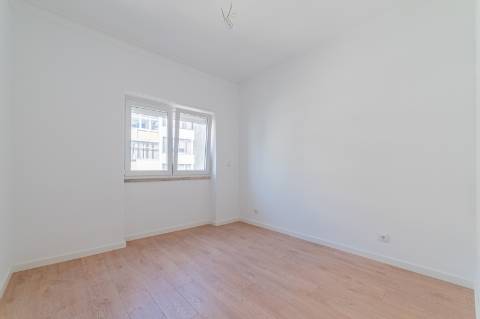 Apartamento Remodelado no Coração de Almada Varanda, Elevador e Acesso Fácil a Lisboa