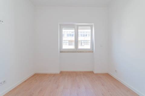 Apartamento Remodelado no Coração de Almada Varanda, Elevador e Acesso Fácil a Lisboa