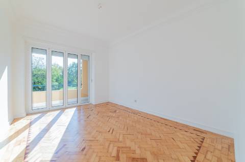 Arrendamento na Graça - Excelente T3+1 acabado de remodelar