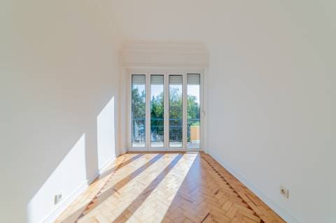 Arrendamento na Graça - Excelente T3+1 acabado de remodelar