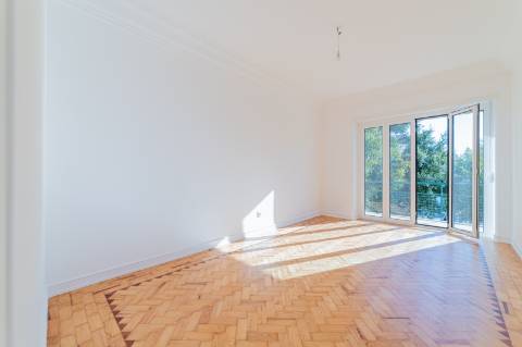 Arrendamento na Graça - Excelente T3+1 acabado de remodelar