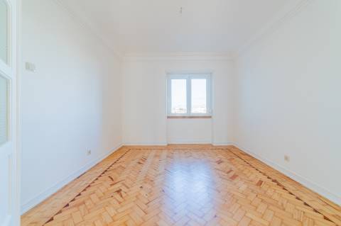 Arrendamento na Graça - Excelente T3+1 acabado de remodelar