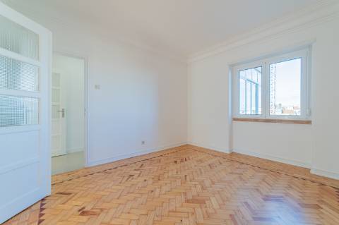 Arrendamento na Graça - Excelente T3+1 acabado de remodelar