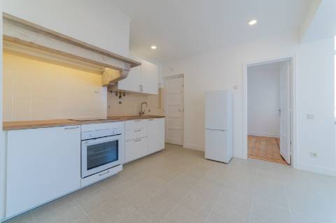 Arrendamento na Graça - Excelente T3+1 acabado de remodelar