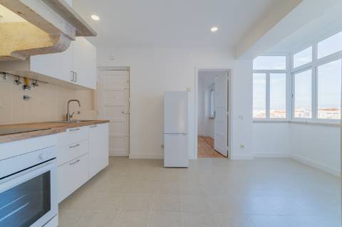 Arrendamento na Graça - Excelente T3+1 acabado de remodelar