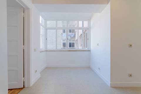 Arrendamento na Graça - Excelente T3+1 acabado de remodelar