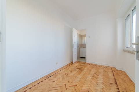 Arrendamento na Graça - Excelente T3+1 acabado de remodelar