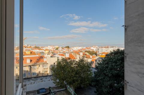 Arrendamento na Graça - Excelente T3+1 acabado de remodelar