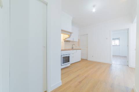 Arrendamento na Graça - Excelente T1 acabado de remodelar