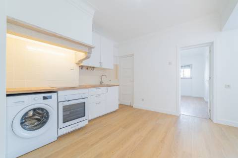 Arrendamento na Graça - Excelente T1 acabado de remodelar