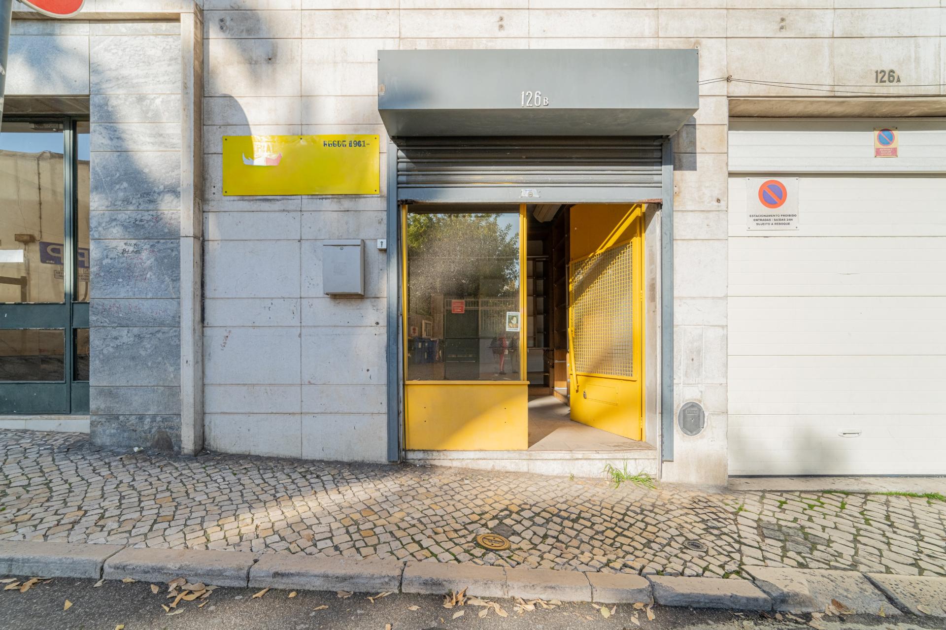 Loja para arrendamento na Rua da Verónica