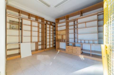 Loja para arrendamento na Rua da Verónica