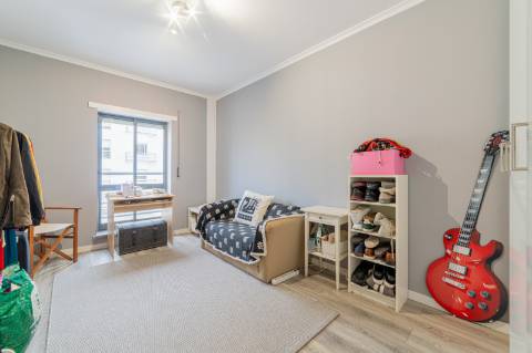 T3 Mobilado em Vale Flores | Espaço, Conforto e Localização Estratégica