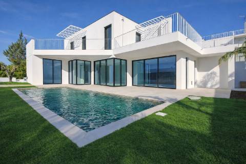Moradia de Luxo em Sesimbra com Design Exclusivo e Vistas Incomparáveis