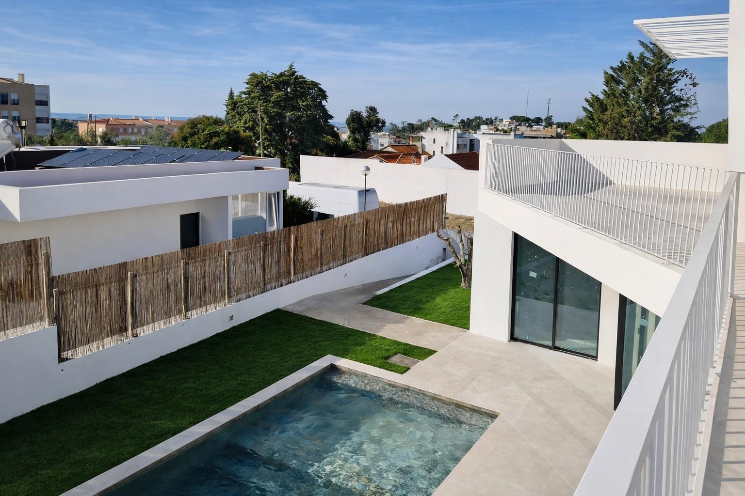 Moradia de Luxo em Sesimbra com Design Exclusivo e Vistas Incomparáveis