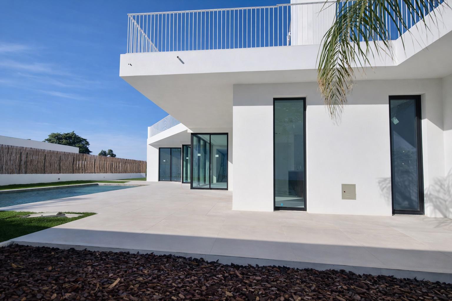 Moradia de Luxo em Sesimbra com Design Exclusivo e Vistas Incomparáveis