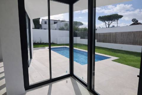 Moradia de Luxo em Sesimbra com Design Exclusivo e Vistas Incomparáveis