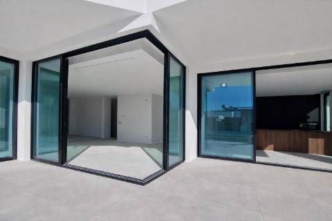 Moradia de Luxo em Sesimbra com Design Exclusivo e Vistas Incomparáveis