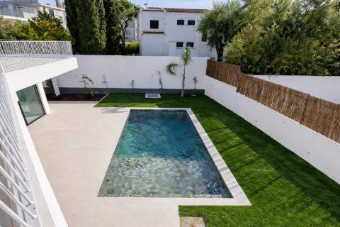 Moradia de Luxo em Sesimbra com Design Exclusivo e Vistas Incomparáveis