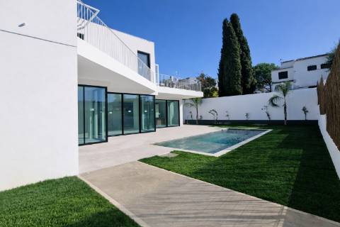 Moradia de Luxo em Sesimbra com Design Exclusivo e Vistas Incomparáveis