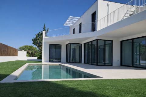 Moradia de Luxo em Sesimbra com Design Exclusivo e Vistas Incomparáveis