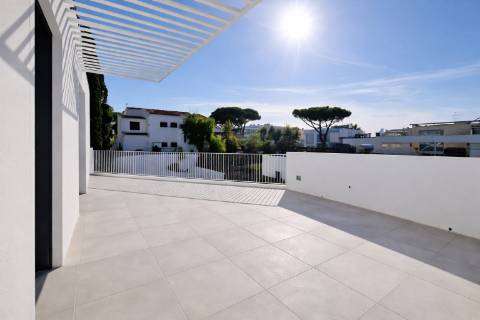 Moradia de Luxo em Sesimbra com Design Exclusivo e Vistas Incomparáveis