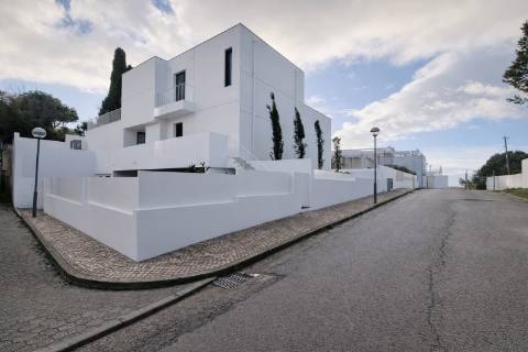 Moradia de Luxo em Sesimbra com Design Exclusivo e Vistas Incomparáveis
