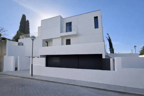 Moradia de Luxo em Sesimbra com Design Exclusivo e Vistas Incomparáveis